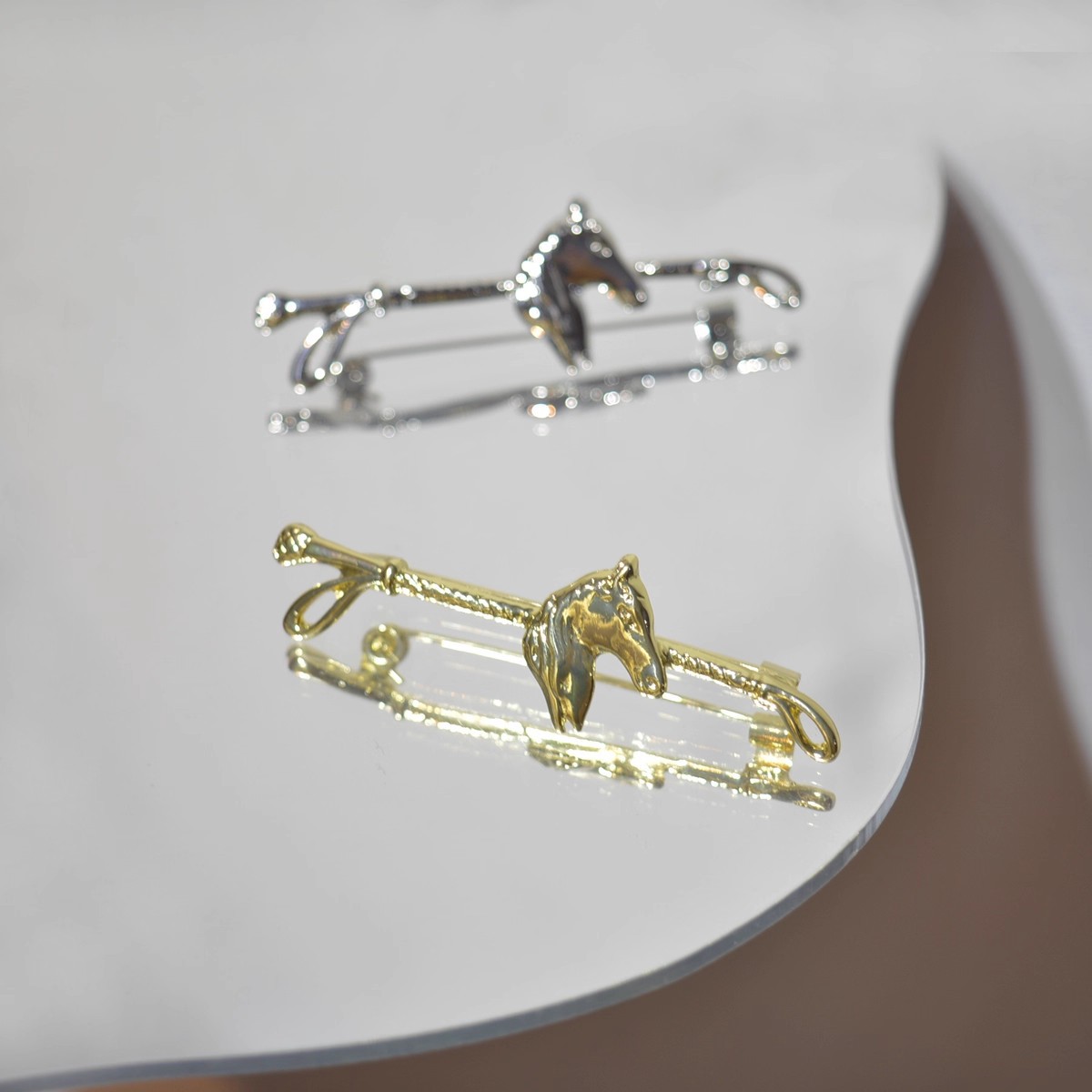 Broches de metal brillante con - Ethnic Fast Fashion reseña y precio